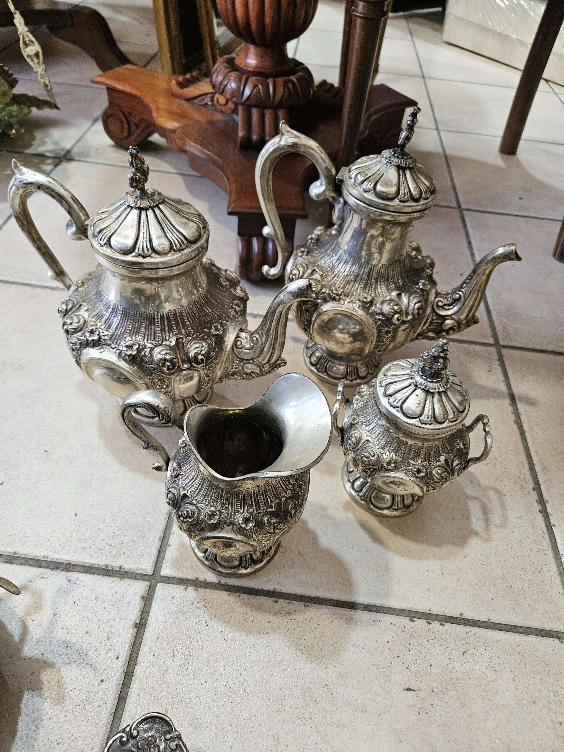 Σετ μεταλλικών σκευών σερβιρίσματος με διακοσμητικά σχέδια
