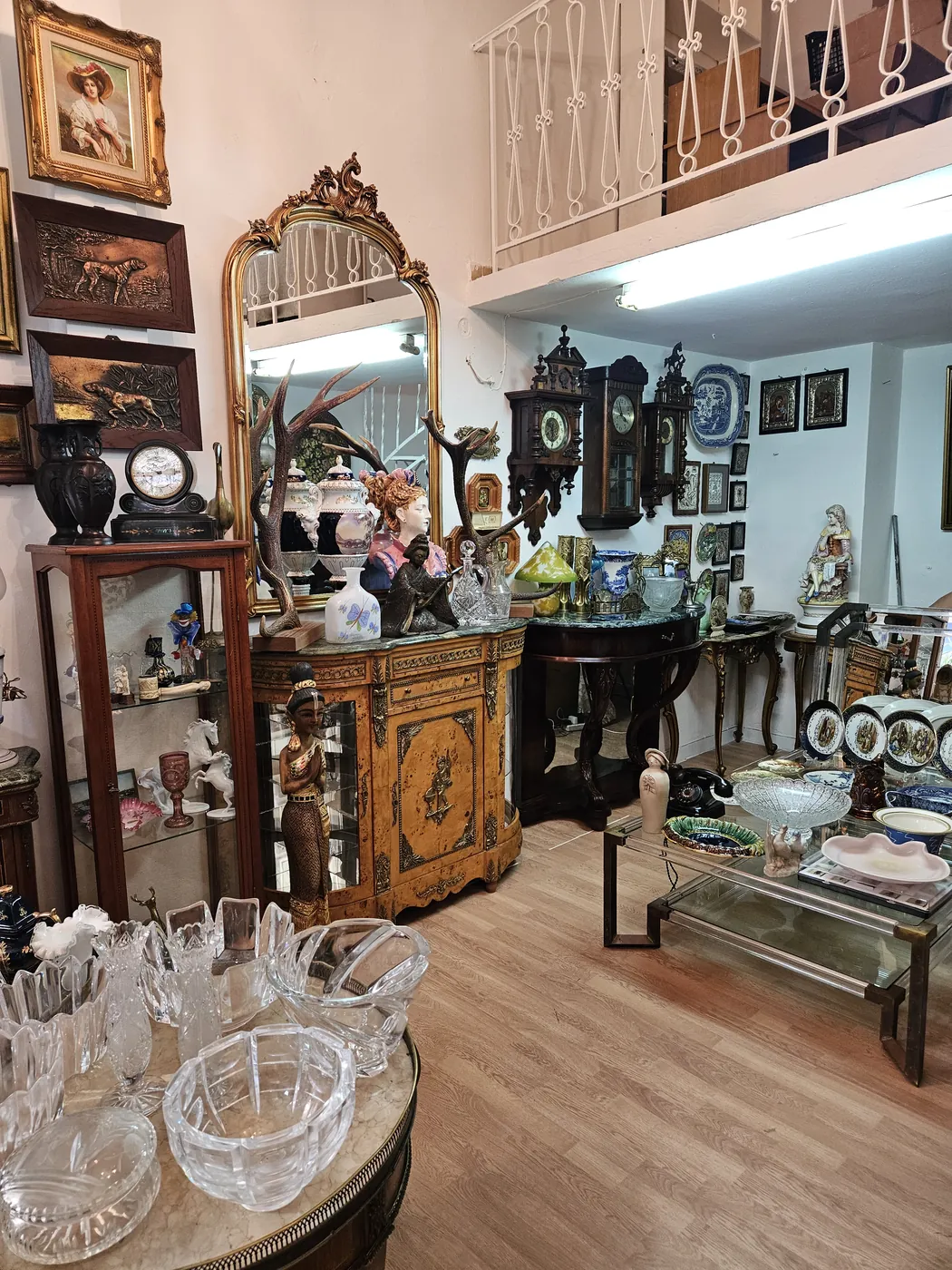 Εσωτερικό παλαιοπωλείου με καθρέφτη, ρολόγια και έπιπλα