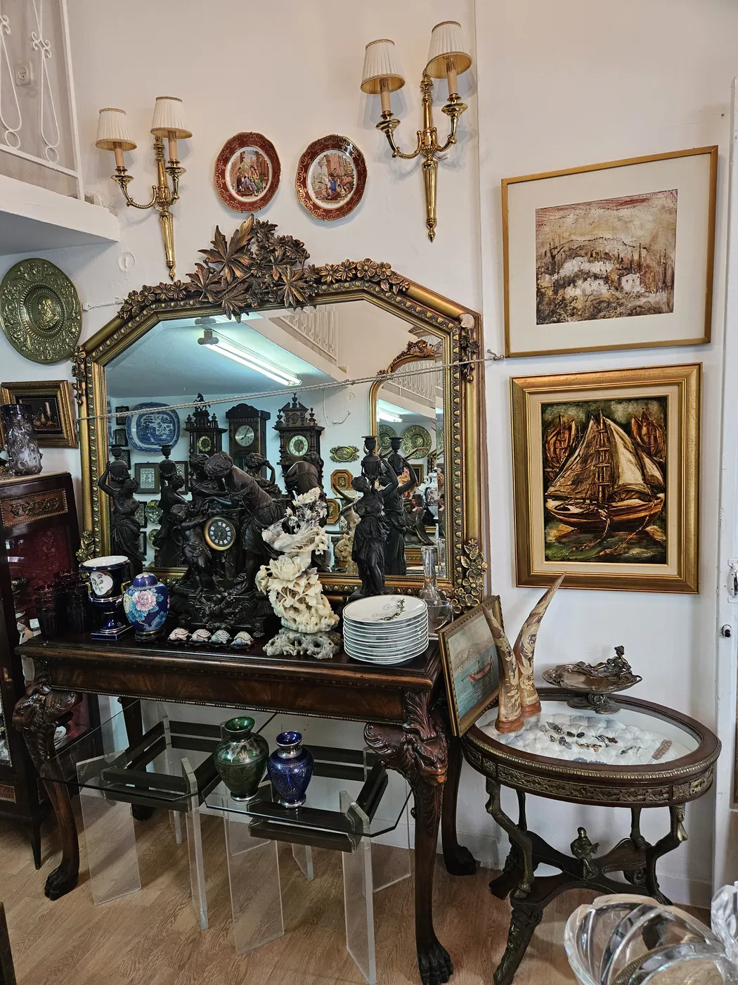 Κονσόλα με καθρέφτη, γλυπτά και διακοσμητικά αντικείμενα