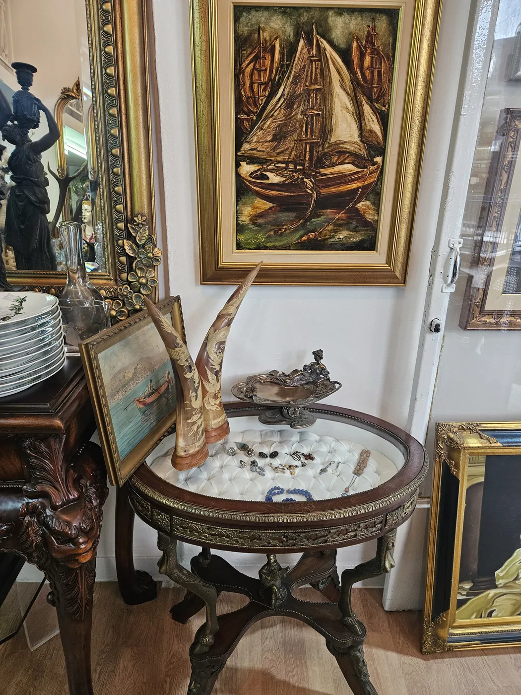 Πίνακες, καθρέφτης και αντικείμενα τέχνης σε παλαιοπωλείο